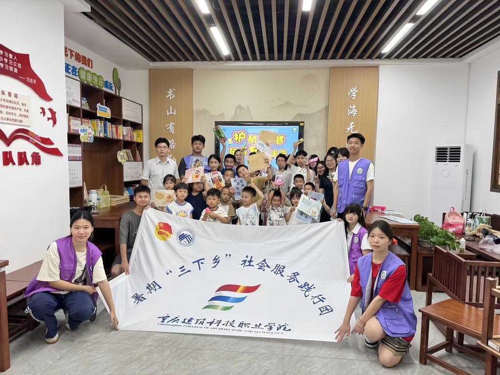 护童防侵传反诈，文具赠礼留暖忆——三下乡活动剪影