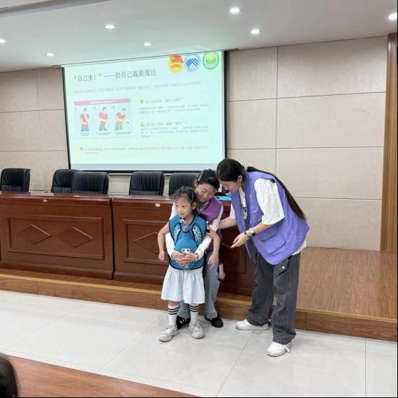 “石头、剪刀、布”！社区萌娃学急救，轻松记住“海姆立克”——智慧康养学院暑期三下乡剪影（四）