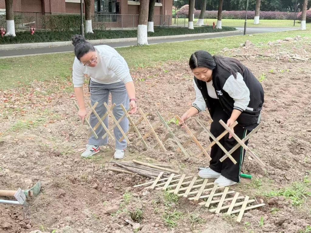 耘梦田园守初心 深耕沃土育新人——智慧康养学院师生田间劳动实践纪实