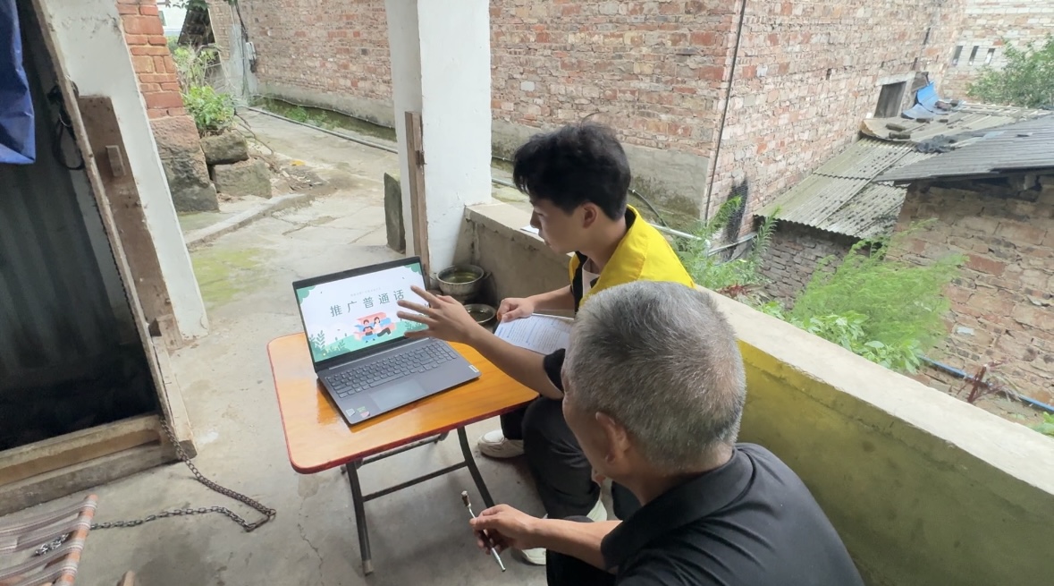 团队成员入户讲解普通话。 团队成员入户讲解普通话。