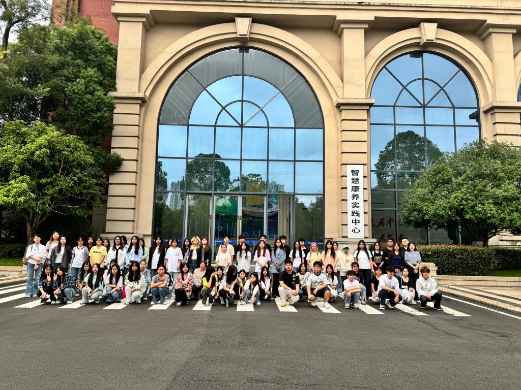 开启康复之旅，点燃专业梦想——智慧康养学院2025级社区康复新生实地探秘“硬核”实训室